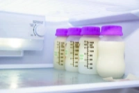 Sữa công thức pha xong để được bao lâu? Cách bảo quản đúng